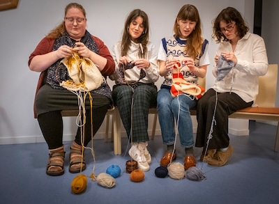 Joyce verhuisde van Amsterdam naar Middelburg, miste verbinding en begon een breiclub: ‘Fijn om te d