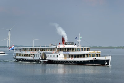 Huh, wat vaart daar? Raderstoomboot De Majesteit doet de Oosterschelde aan
