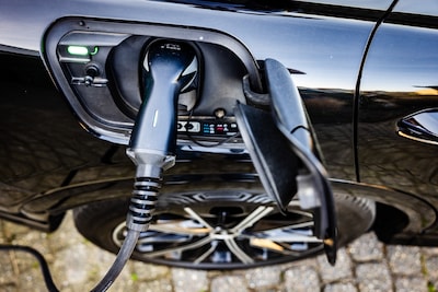 Plan voor tienduizenden nieuwe laadpalen kan door: rechter wijst bezwaar van Park&Charge af