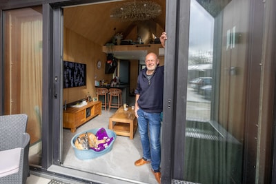 Zijn tiny house voelt voor Rijk als een luxe villa: ‘Meer dan dit heb ik niet nodig’