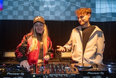 Auke brengt de wereldtop naar De Spot: 'Veel mensen zijn het kind in zichzelf verloren, ik houd dat hier vast'