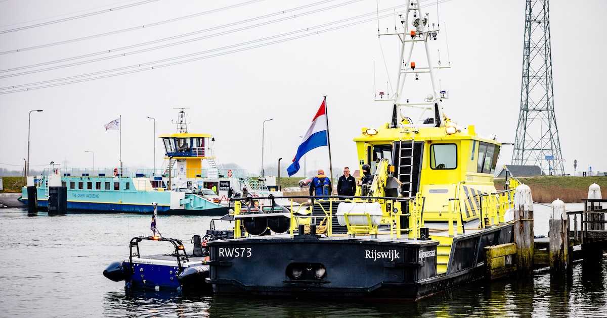 Auto rijdt bij pont in Nieuw-Beijerland het water in: voertuig geborgen, onderzoek gaat verder