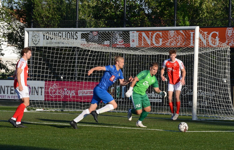 Sander Backx (tweede van links) sticht namens het regioteam gevaar in de doelmond van Goes. Doelman Matthew Lentink, die de eerste helft onder de lat stond bij Goes, brengt echter redding.