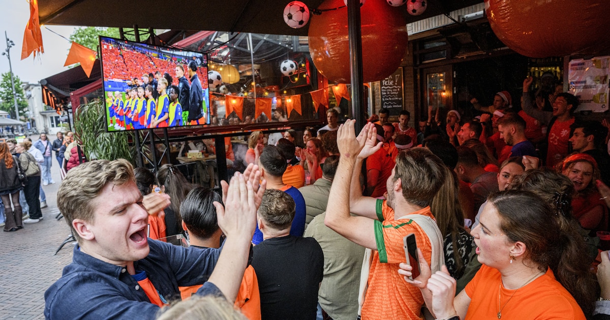 Cafés in Goes mogen open bij nachtelijke wedstrijden van Oranje, maar wie te laat komt, heeft pech