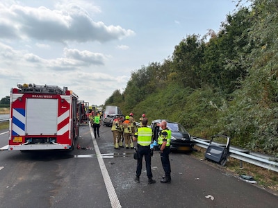 Forse schade bij botsing met vijf wagens op A4 bij Halsteren, traumahelikopter landt op de snelweg