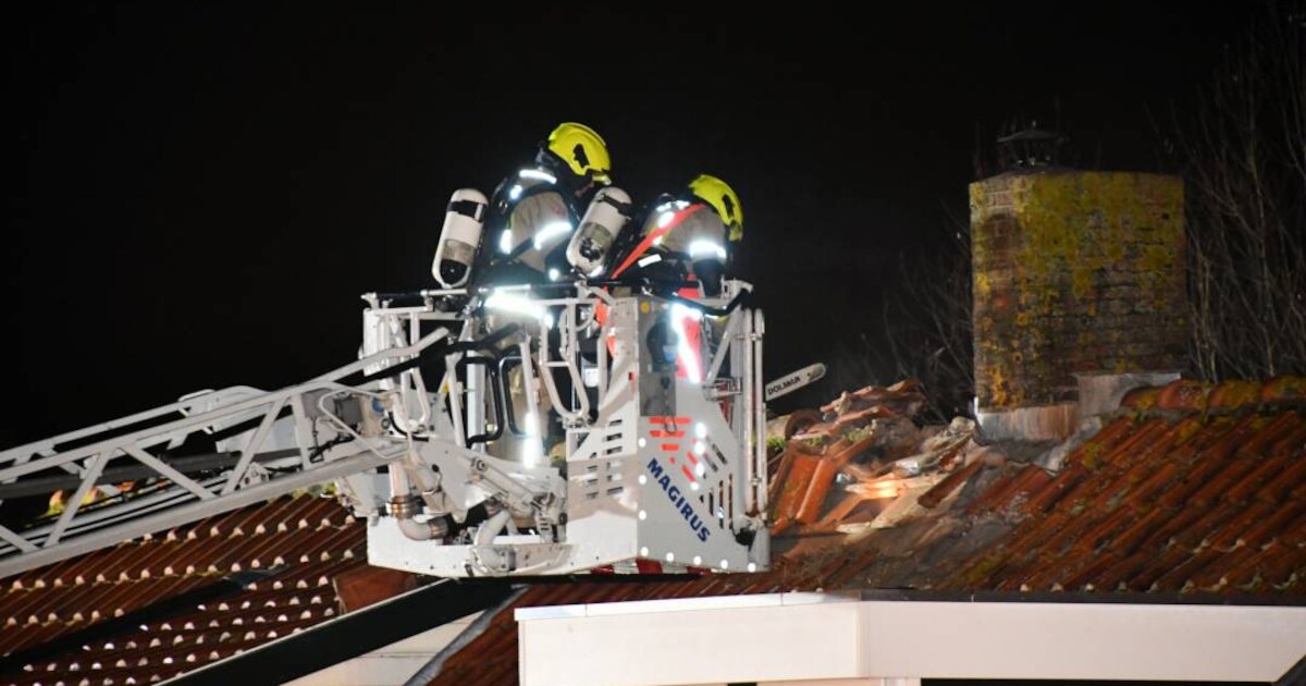 Brand in dak van woning Hoedekenskerke, bewoners op tijd buiten