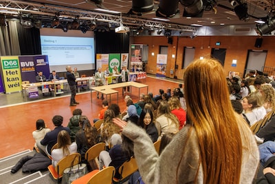 Woningbouw, azc’s, veiligheid: leerlingen van ’t Rijks leggen lokale politici het vuur aan de schenen