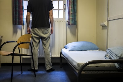 Stefan (55) vindt het ‘heerlijk’ om in de gevangenis te zitten: ‘Ik maak er kunstwerken’