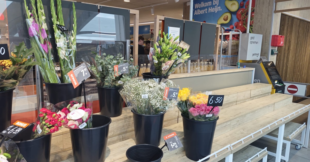 Rustige werkdag voor vulploeg van Albert Heijn XL, eerste klanten beginnen met hamsteren toiletpapie