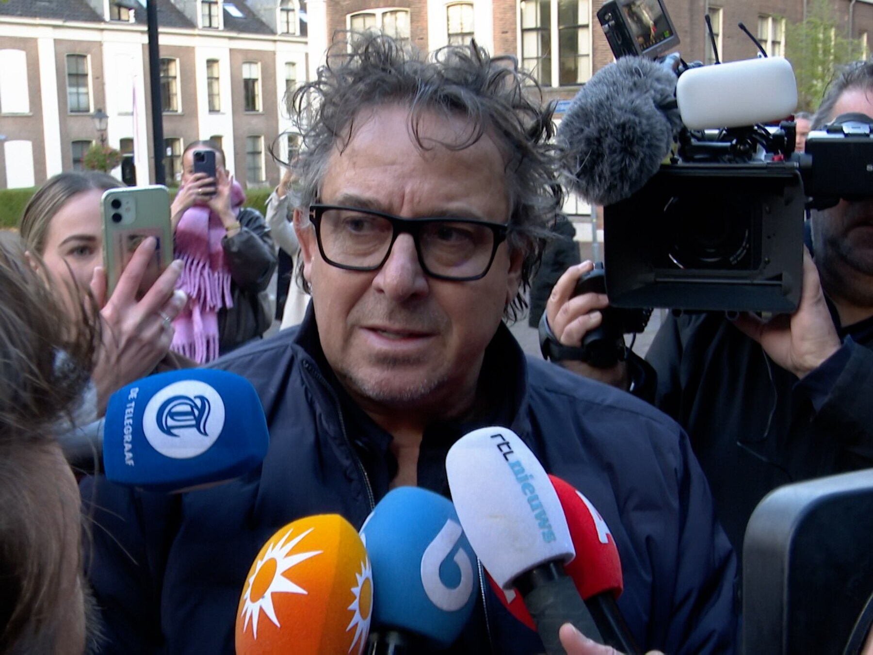 Borsato opgewacht door media en fans op tweede dag strafzaak