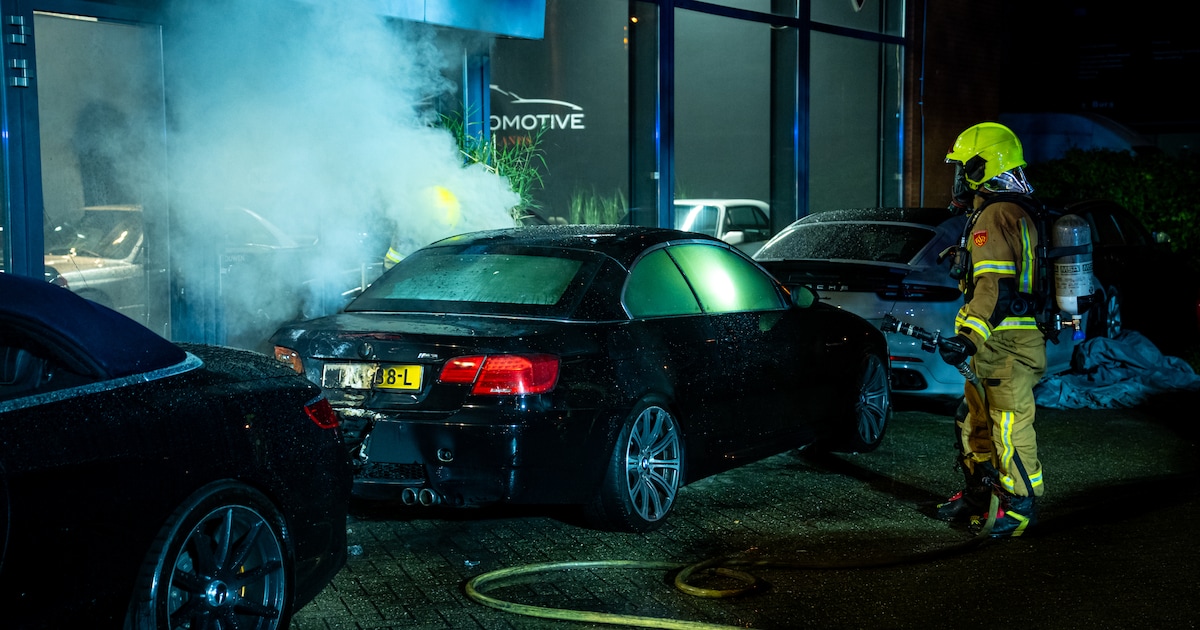 Explosie bij autobedrijf in Barendrecht, auto vliegt in brand