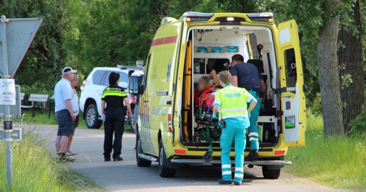 Paard trekt vrouw tegen de grond