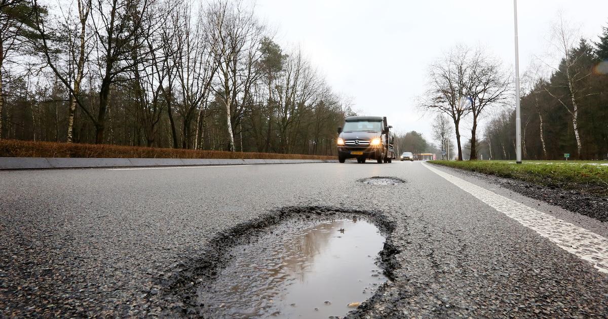 Tientallen gaten in de Deltaweg als gevolg van vorstschade: ‘Niet abnormaal na zulk winterweer’