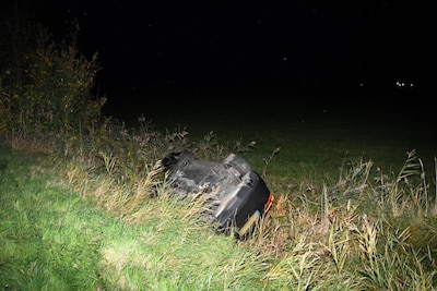 Auto belandt ondersteboven in sloot langs Hondegemsweg in Grijpskerke