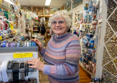 Dé fourniturenwinkel van Middelburg gaat dicht: wat je ook zocht, bij Ingrid zat het altijd wel in een lade of bakje