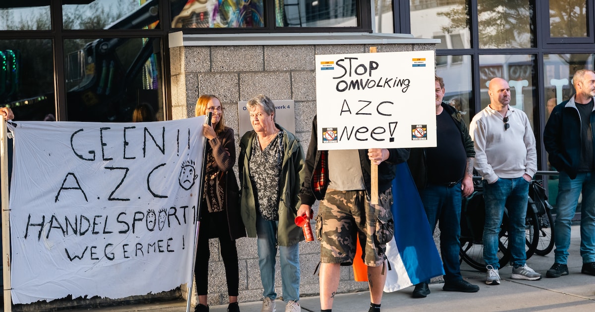 Protest tegen azc in Terneuzen verloopt rustig: ‘Het is jammer dat er maar weinig mensen op af komen