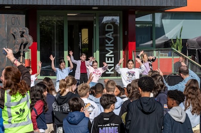 Muziek, dans en confetti: leerlingen maken een feestje van hun eerste dag in hun tijdelijke school De Wissel