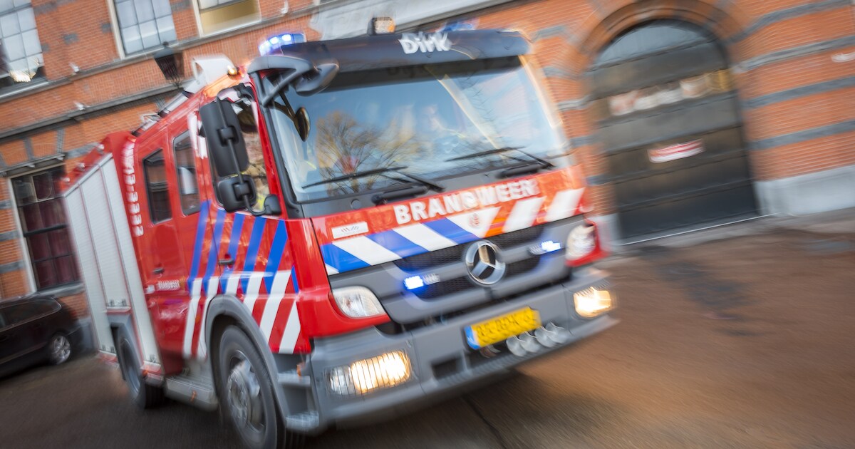 Buitenbrand door autobanden en hooibalen in Grijpskerke