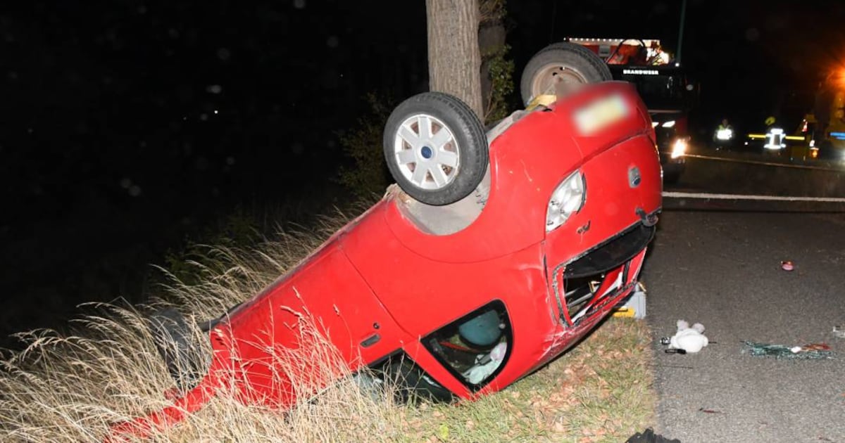 Auto balanceert op de kop op de rand van een diepe slootkant na ongeval bij ‘s-Heerenhoek.