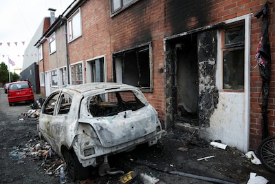 Drie arrestaties na rellen Belfast: ‘Onaanvaardbare taferele