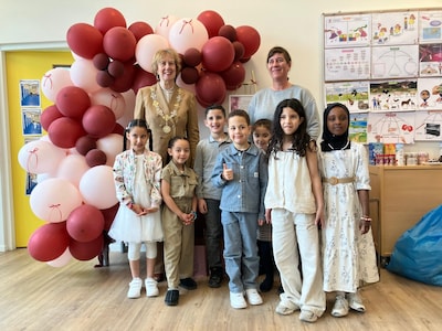 Kinderen vragen zich af wie ‘die mevrouw met de ketting’ is: burgemeester viert Suikerfeest mee