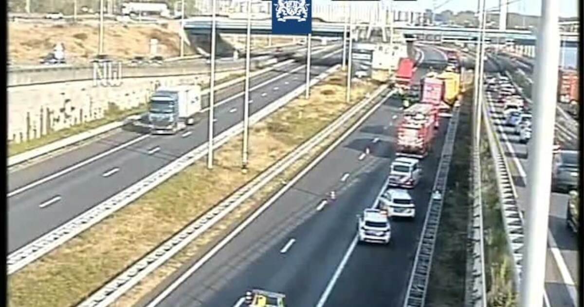 A15 bij Brielle weer vrijgegeven na botsing vrachtwagens