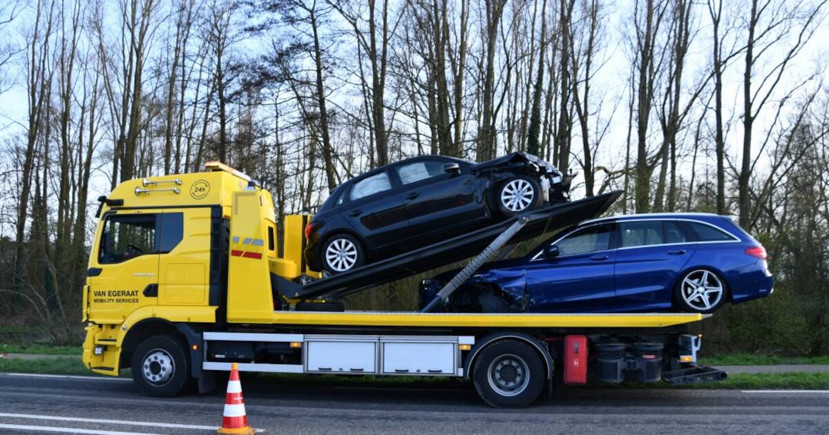 Bestuurder van Mercedes raakt gewond na botsing met twee andere auto’s in Rilland
