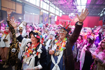 Prins Wannes, pauwenveren en gordijnen : ‘Op het Féést der Fééste zie je de echte Bergenaren’