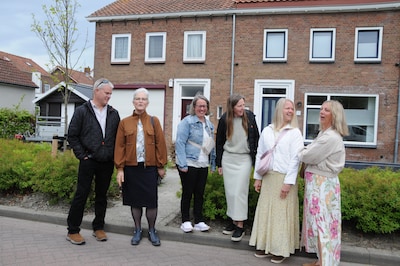 Kleinkinderen uit Canada bezoeken 73 jaar na de Ramp Nieuwerkerk: 'De muren stortten in, het dak ging drijven'