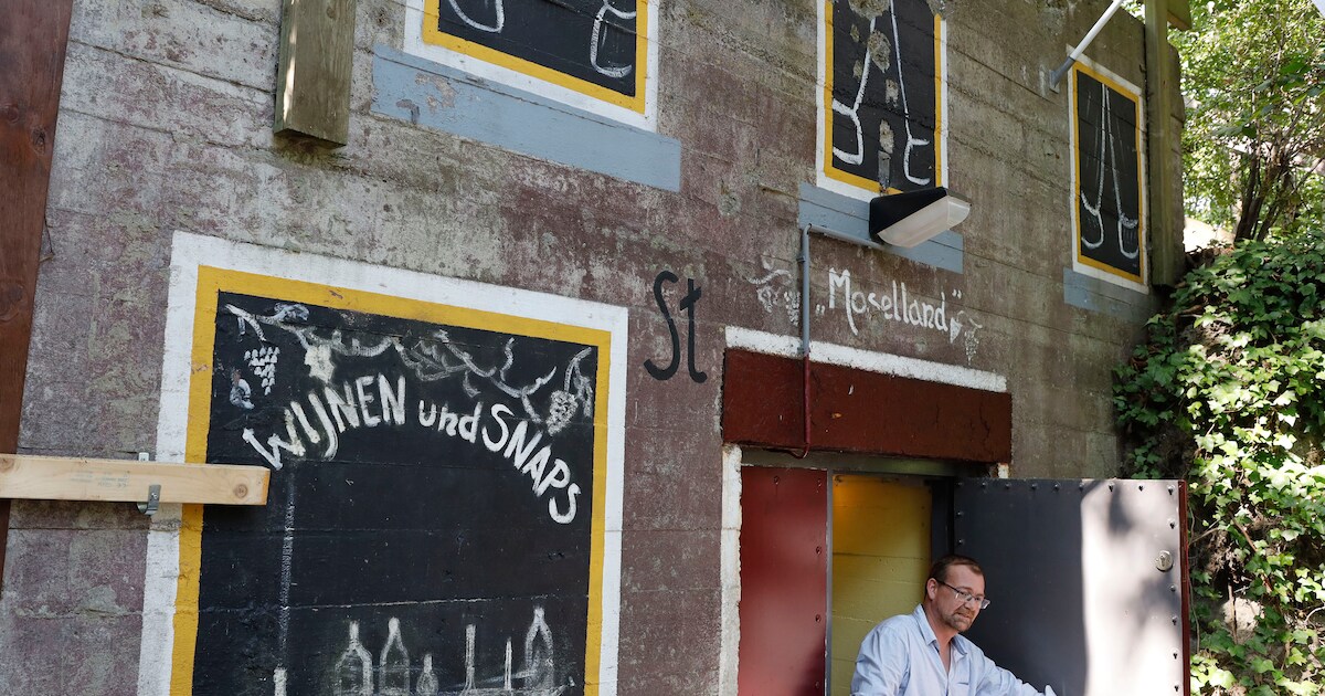 Ruben vermomde bunker 134 S in Groede als Duits café