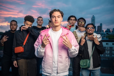 Bergse Julez BP live te gast op tienerfeest in Gebouw-T: ‘Ik wil muziek maken waar je op móet bewegen’