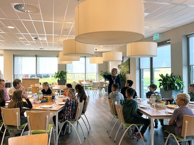 Burgemeester ontbijt met leerlingen uit Scherpenisse in gemeentehuis Tholen