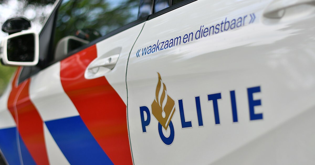 Explosie bij woning in Strijen: schade aan voordeur, raam en auto's