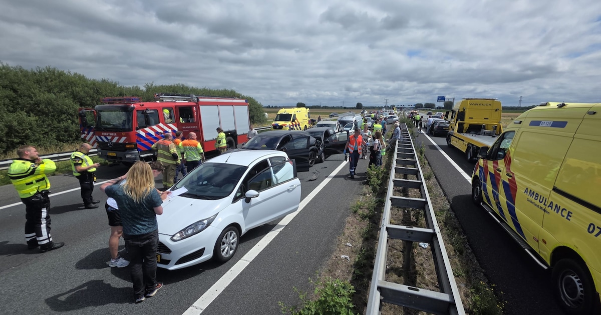 A12 in twee richtingen dicht na kettingbotsing met negen auto’s.