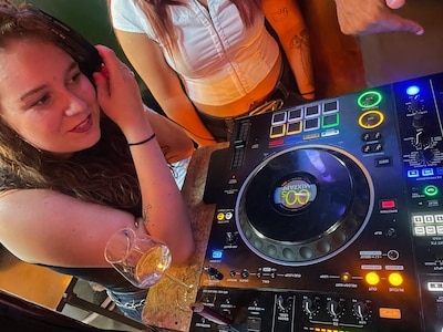 Zeeuwse dj's geven de hele zomer draaiworkshops in Seventy-Seven: 'Oefenen op de plek waar het gebeurt'