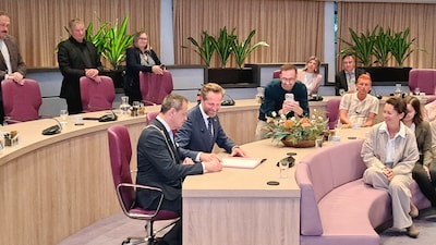 Van online applaus in coronatijd naar volle raadszaal: Jack van der Hoek herbenoemd als burgemeester