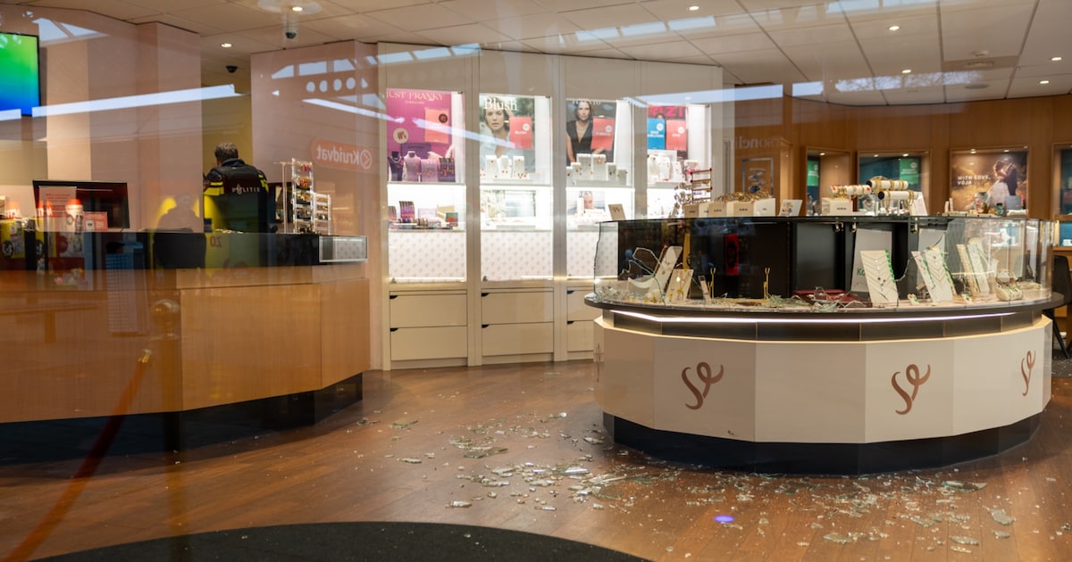 Twee verdachten opgepakt na overval op Juwelier in Schiedam; klopjacht op derde verdachte