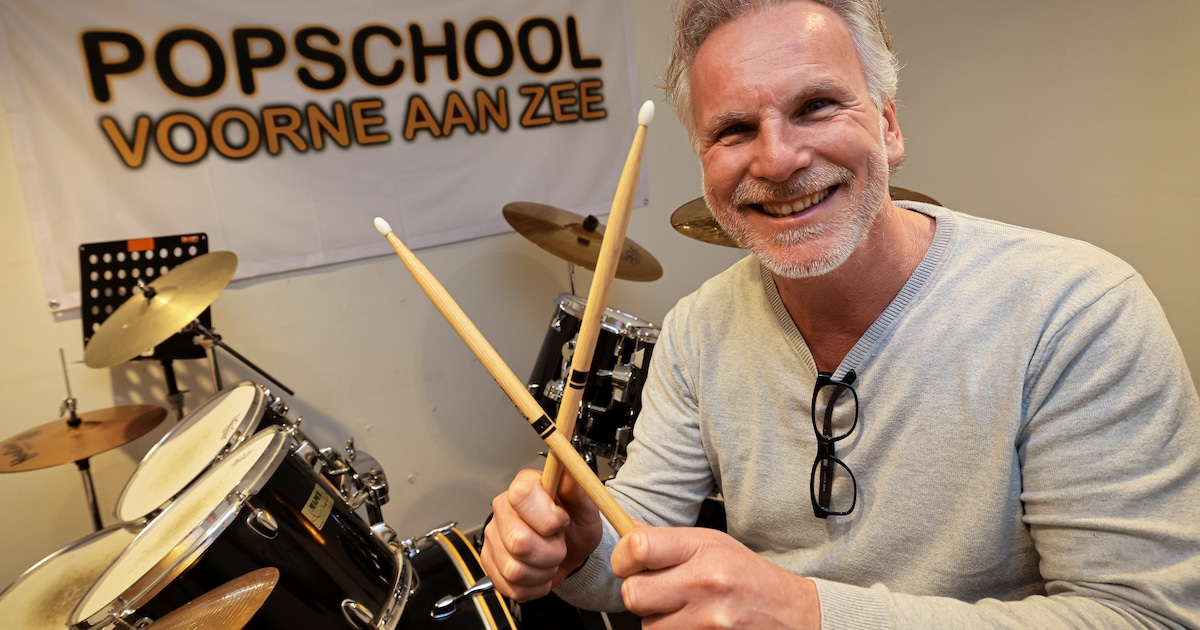 Drummer Roalt runt nu Popschool Voorne aan Zee: ‘Toonladders ingewisseld voor YouTube en Spotify’