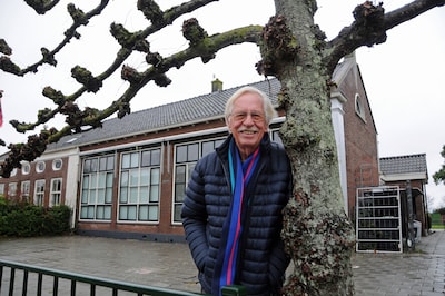Oud-schooldirecteur Gerard Oele hoopt op jong gezin in schooltje naast hem