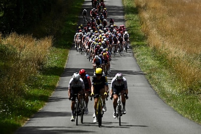 LIVE Tour de France Femmes | Nederlandse in kopgroep, Visma-ploegleider Van Emden haalt uit naar Vollering: ‘Aanstelgedrag’