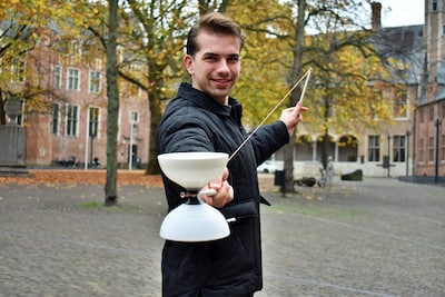 Van het schoolplein in de Stromenwijk tot het circus in Peru: Ezra jongleert overal op de wereld