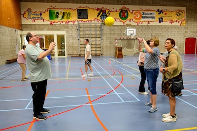 Dertig West-Brabanders met een beperking genieten van sport en cultuur: ‘Dan maakt het niet uit of de bal ernaast gaat’