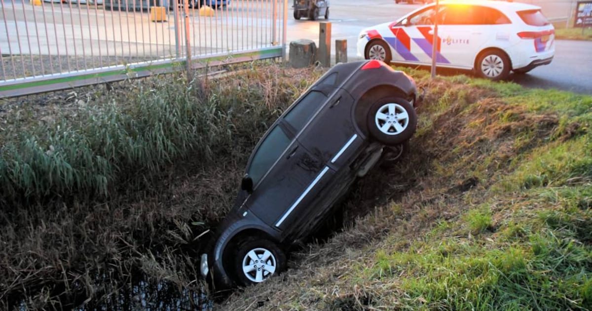 Auto belandt in sloot Wemeldinge, bestuurder klimt er zelf uit
