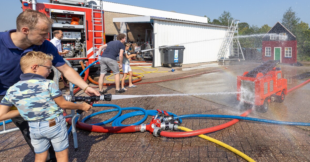 Brandje blussen en reddingsvoertuigen bekijken tijdens Veiligheidsdag in Zierikzee