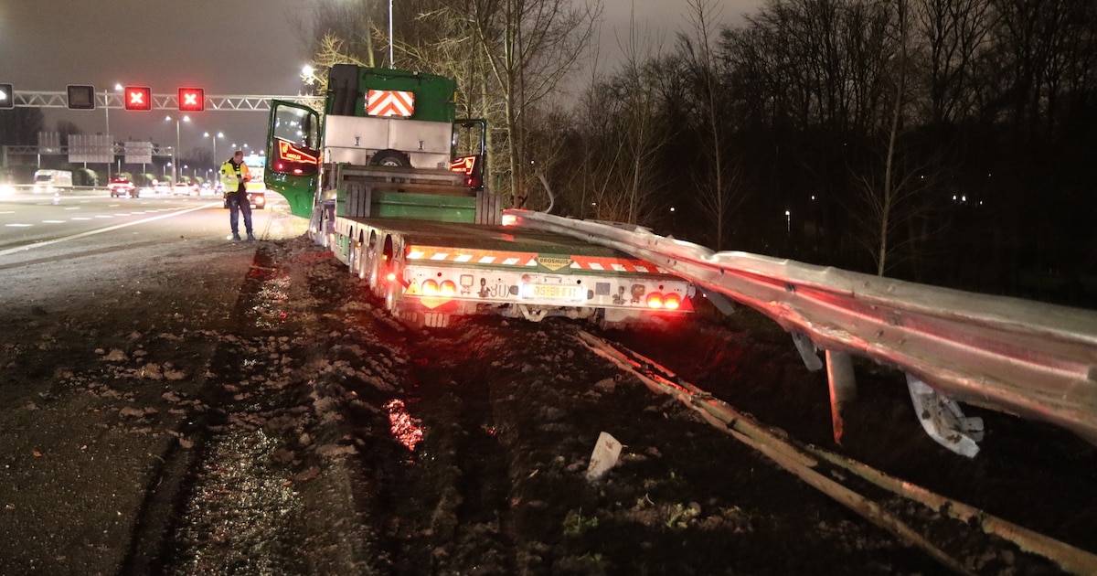 Vrachtwagen botst tegen vangrail op A16 bij Rotterdam, chauffeur met spoed naar ziekenhuis