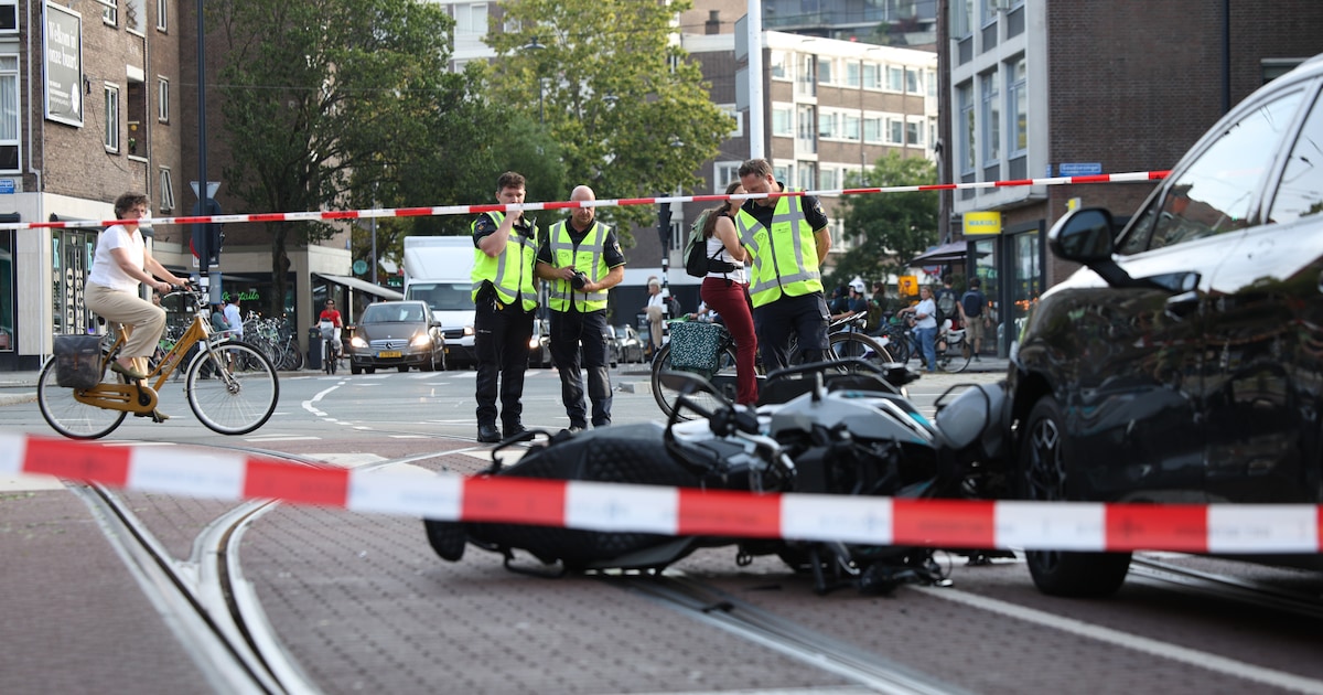 Twee gewonden nadat motor botst tegen auto in centrum Rotterdam