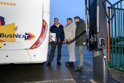 John Hage zat met ‘een probleempje’: hoe kun je vier grote lijnbussen opladen met een gewone stroomaansluiting?