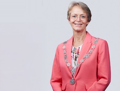 ‘Sinterklaascadeau voor Middelburg’: ambtsketen burgemeester weer terecht