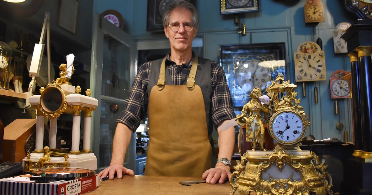Albert moet tientallen klokken verzetten in zijn zaak: ‘De klok aan de gevel is het belangrijkst’