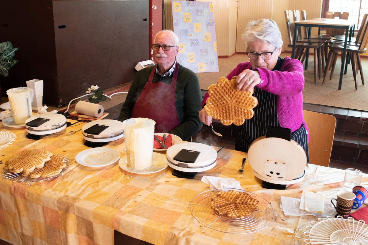 Wafelbakactie voor KWF bij Rozenoord in Sluis | Middelburg | PZC.nl